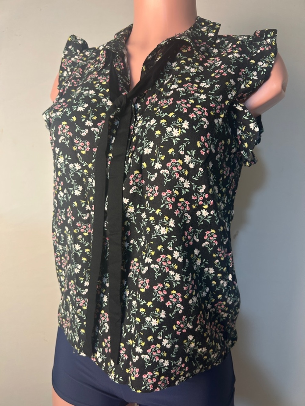 Sybilla women’s Floral top Blouse Flutter Sleeve Size Medium